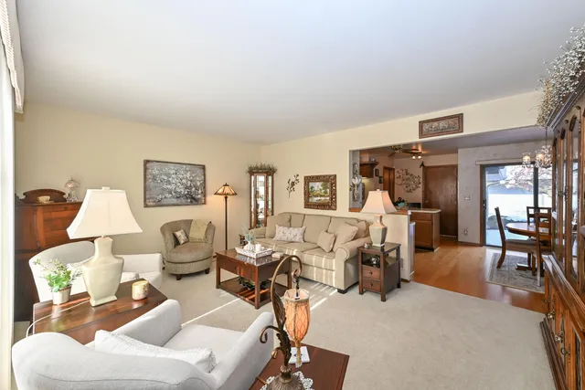 $279,900 | 359 Lexington Court, Unit B, Pewaukee, WI 53072