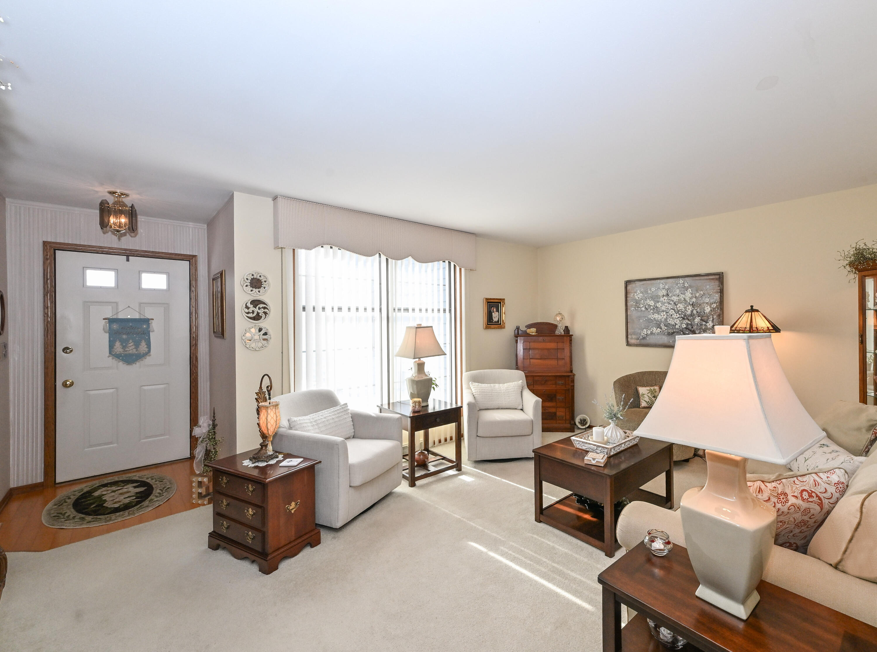 359 Lexington Court, Unit B Pewaukee, WI 53072 - Photo 7 of 35 Living Room