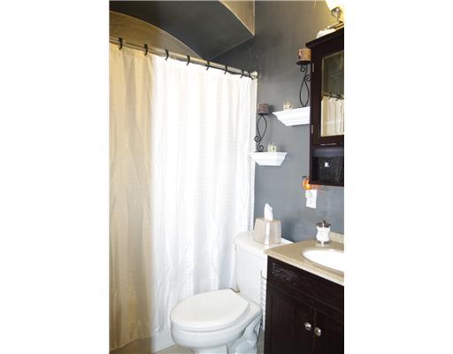 17 Rhodes Avenue Green Tree, PA 15220 - Photo 13 of 14 Full Bath. Full Bath located on Main Floor just out side for the second bedroom. . .