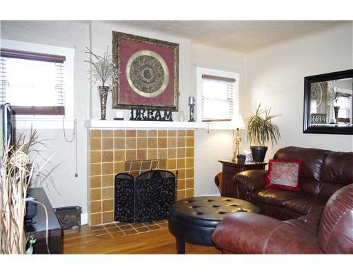 17 Rhodes Avenue Green Tree, PA 15220 - Photo 3 of 14 Living Room.