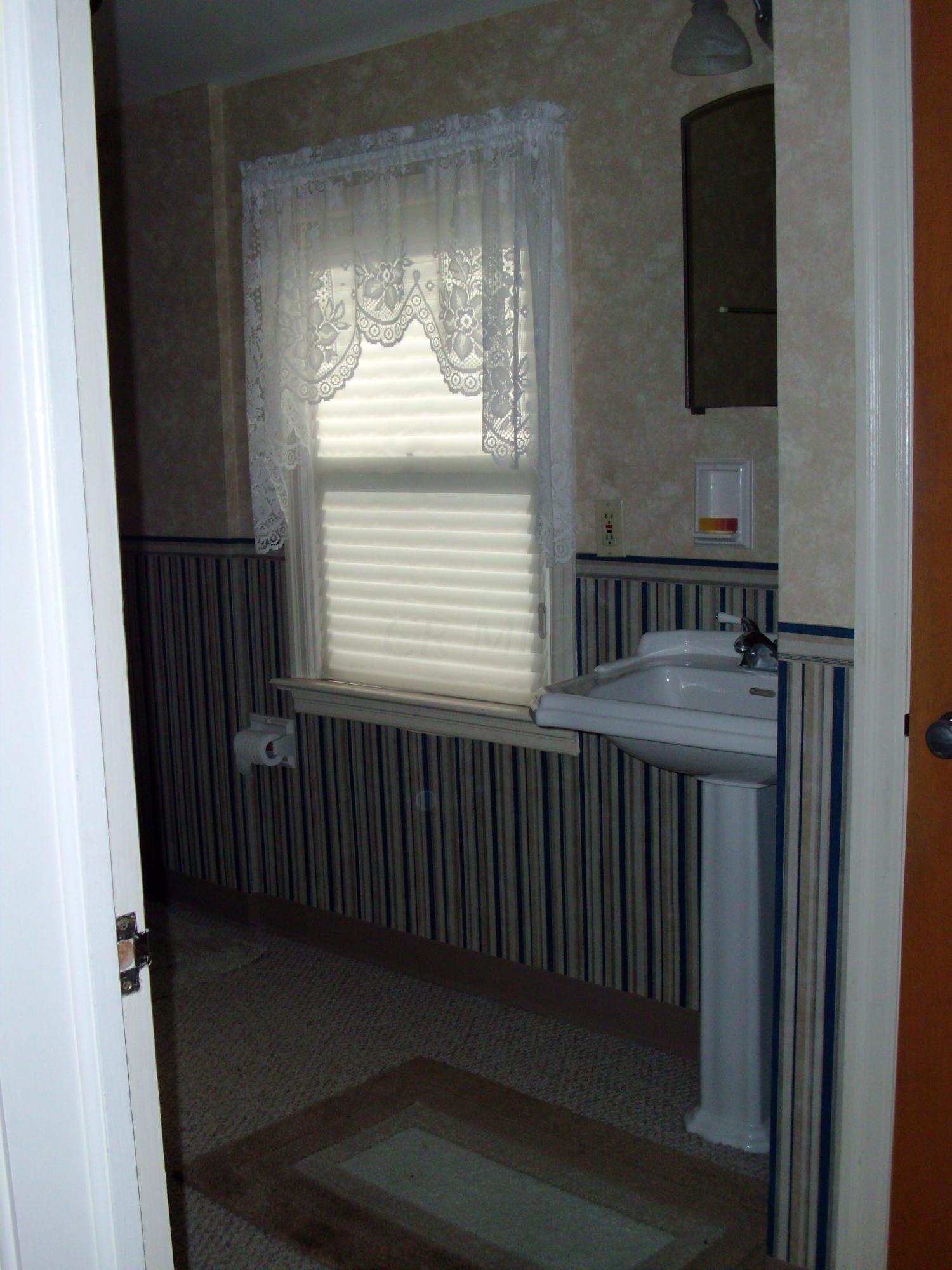 2390 Beaumont Road Upper Arlington, OH 43221 - Photo 18 of 28