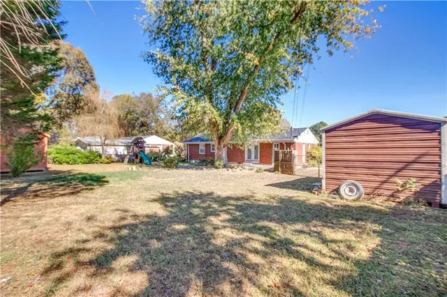 a view of a backyard with tree