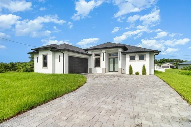 a view of a yard in front of house