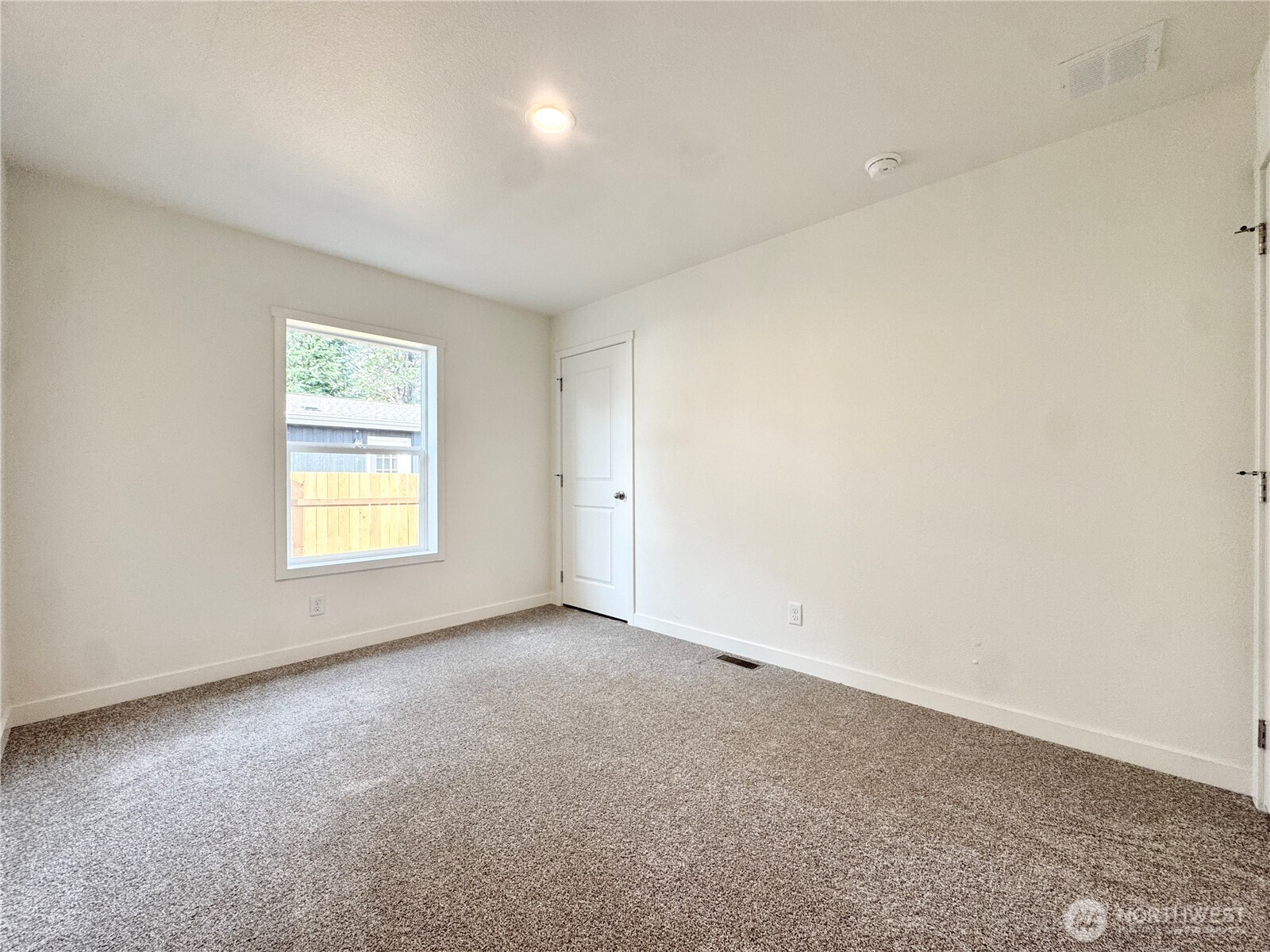 3060 Pennsylvania Street Longview, WA 98632 - Photo 9 of 14 an empty room with a window