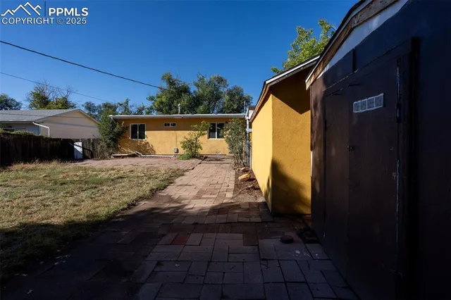 a view of a back yard of the house