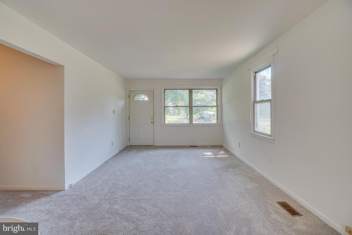 14702 Featherstone Road Woodbridge, VA 22191 - Photo 17 of 41 Gallery Image 17