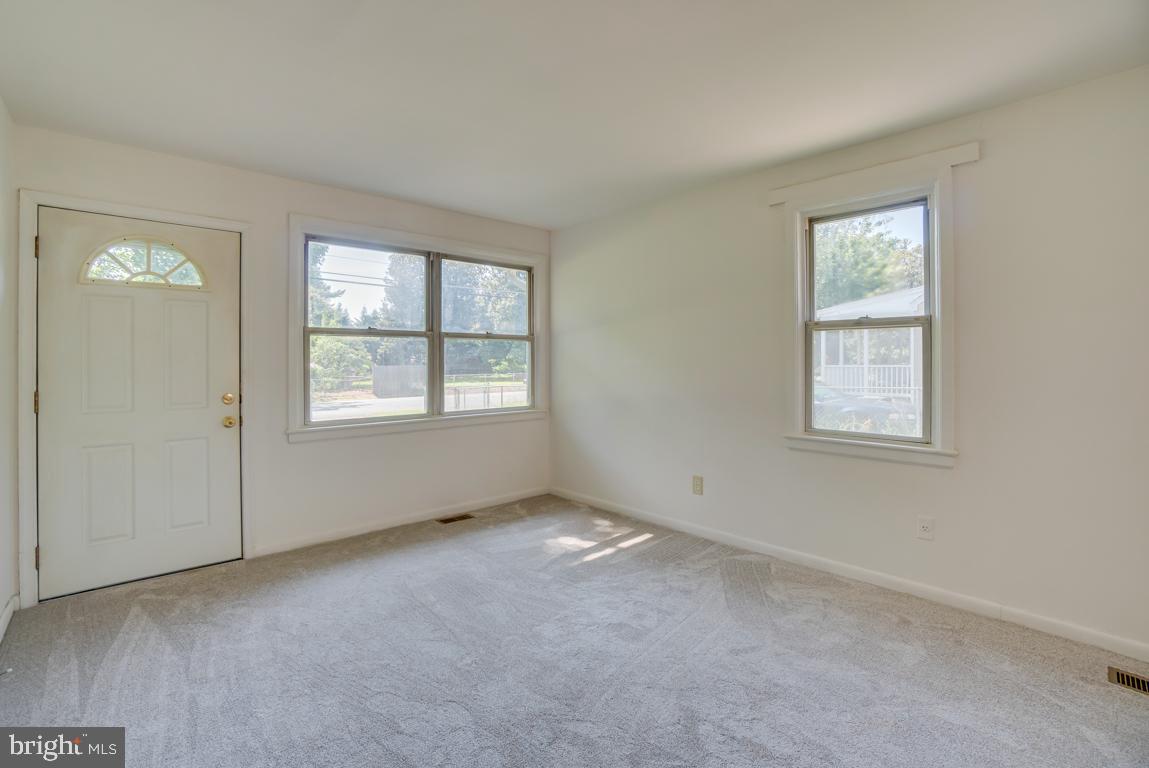 14702 Featherstone Road Woodbridge, VA 22191 - Photo 18 of 41 Gallery Image 18