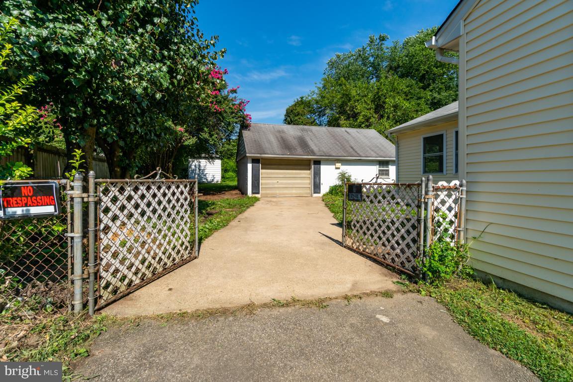 14702 Featherstone Road Woodbridge, VA 22191 - Photo 4 of 41 Gallery Image 4