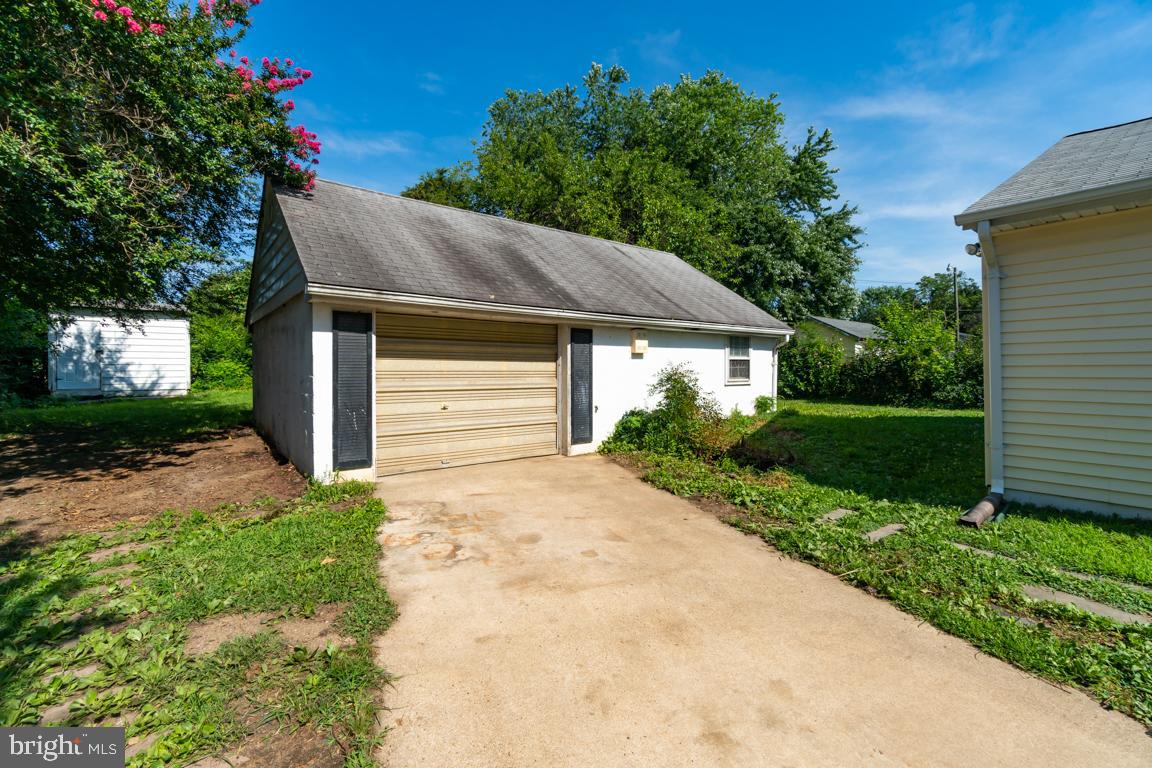 14702 Featherstone Road Woodbridge, VA 22191 - Photo 5 of 41 Gallery Image 5