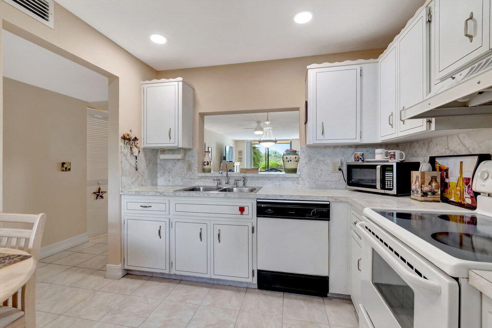 555 Banyan Tree Lane, Unit 302 Delray Beach, FL 33483 - Photo 48 of 69 48-web-or-mls-DSC_0780