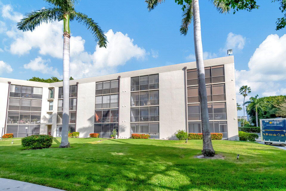 555 Banyan Tree Lane, Unit 302 Delray Beach, FL 33483 - Photo 9 of 69 front view of a building with a yard