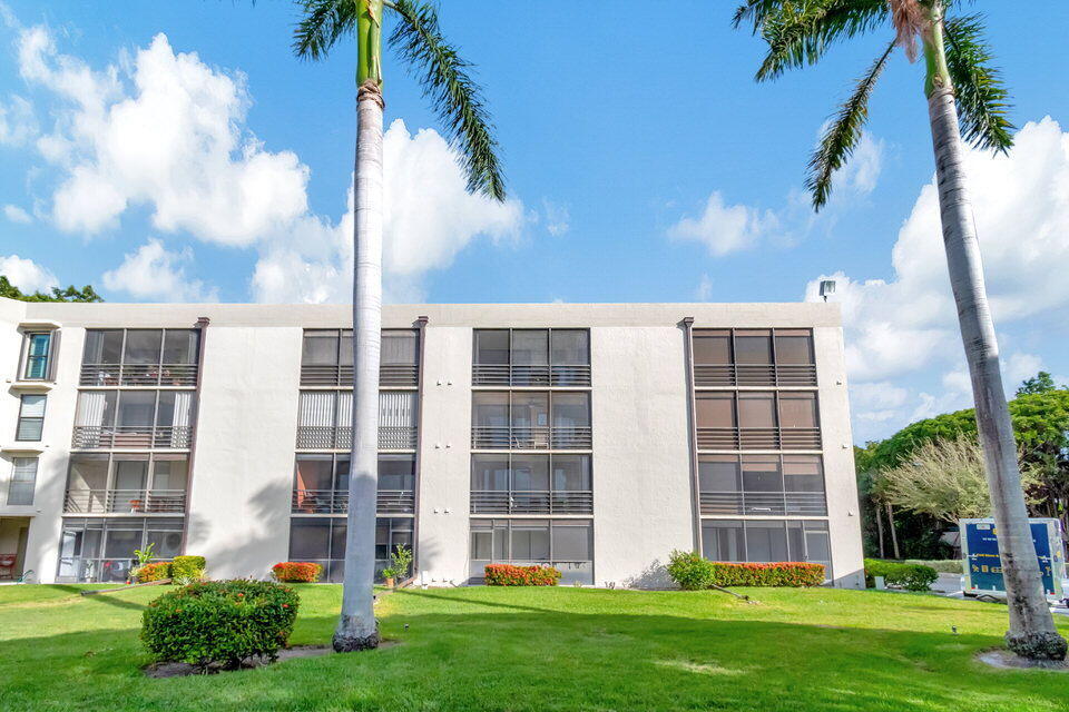 555 Banyan Tree Lane, Unit 302 Delray Beach, FL 33483 - Photo 10 of 69 front view of house with a yard