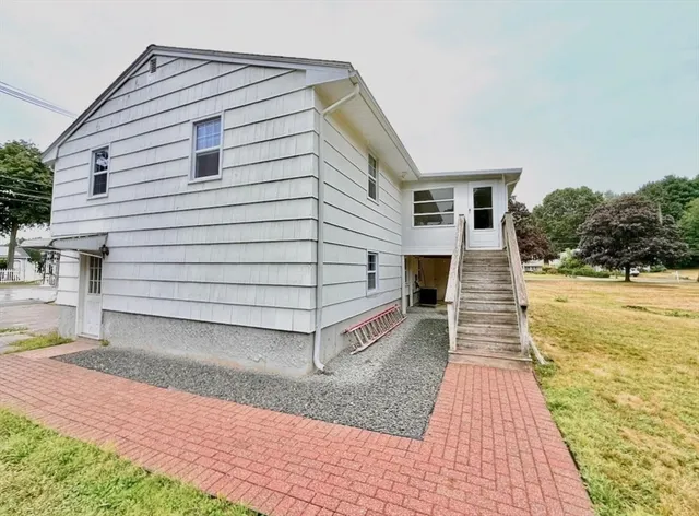 a view of a house with a yard