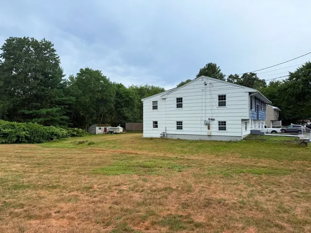 a view of a house with a yard