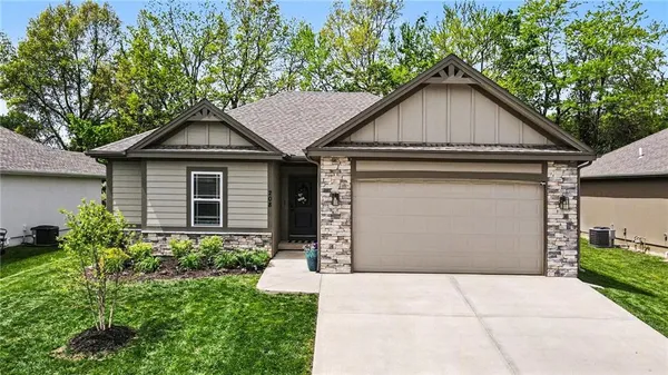 $449,900 | 208 South Marimack Drive, Kearney, MO 64060