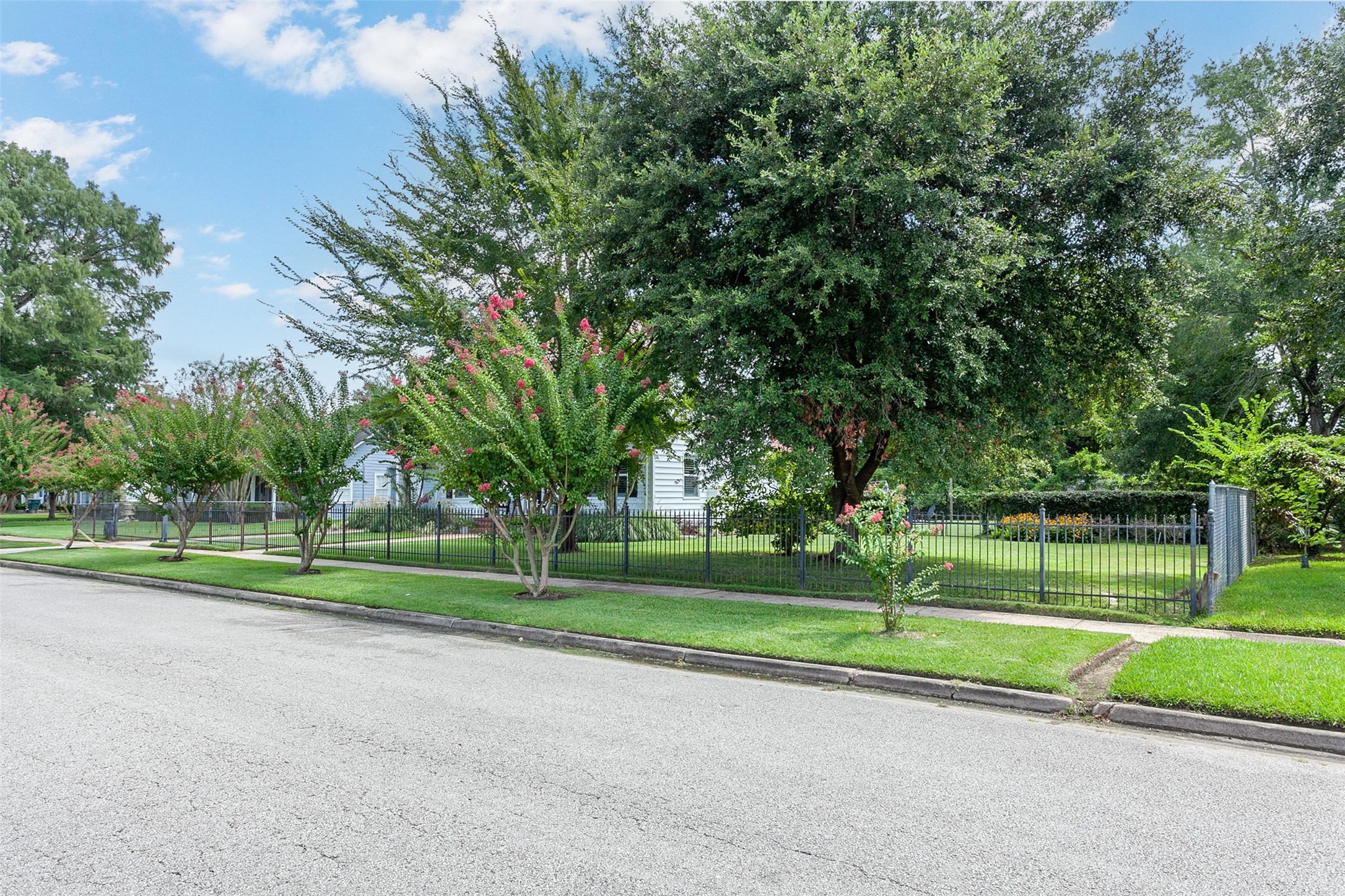 260 Manor Street Beaumont, TX 77706 - Photo 48 of 50 a view of a park