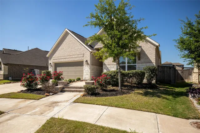 a view of a house with backyard and garden