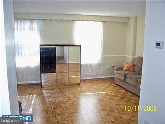 3835 Red Lion Road Philadelphia, PA 19154 - Photo 6 of 11 Living Room