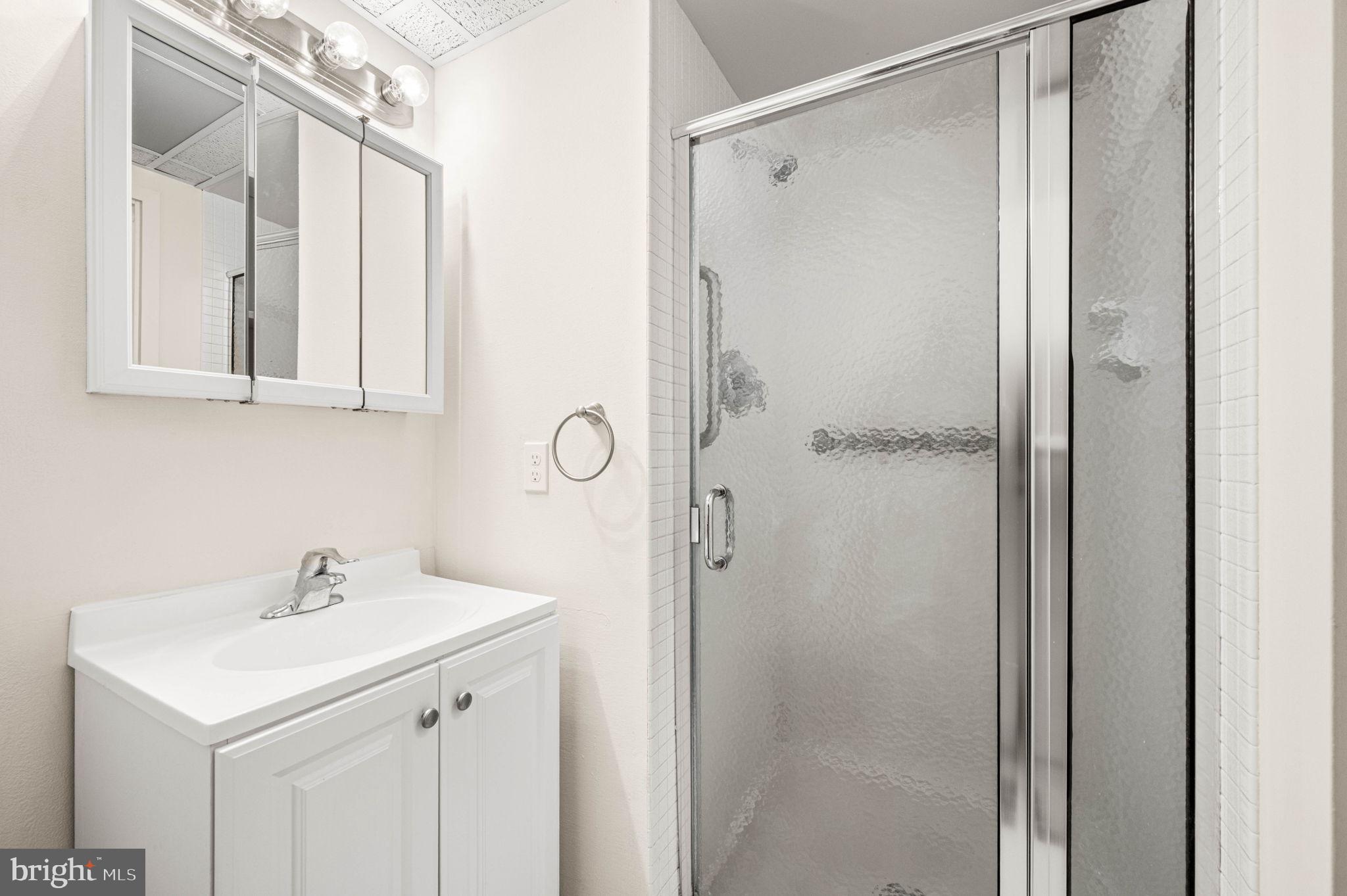 801 Yale Avenue, Unit 610 Swarthmore, PA 19081 - Photo 19 of 39 Primary bathroom with walk-in shower.