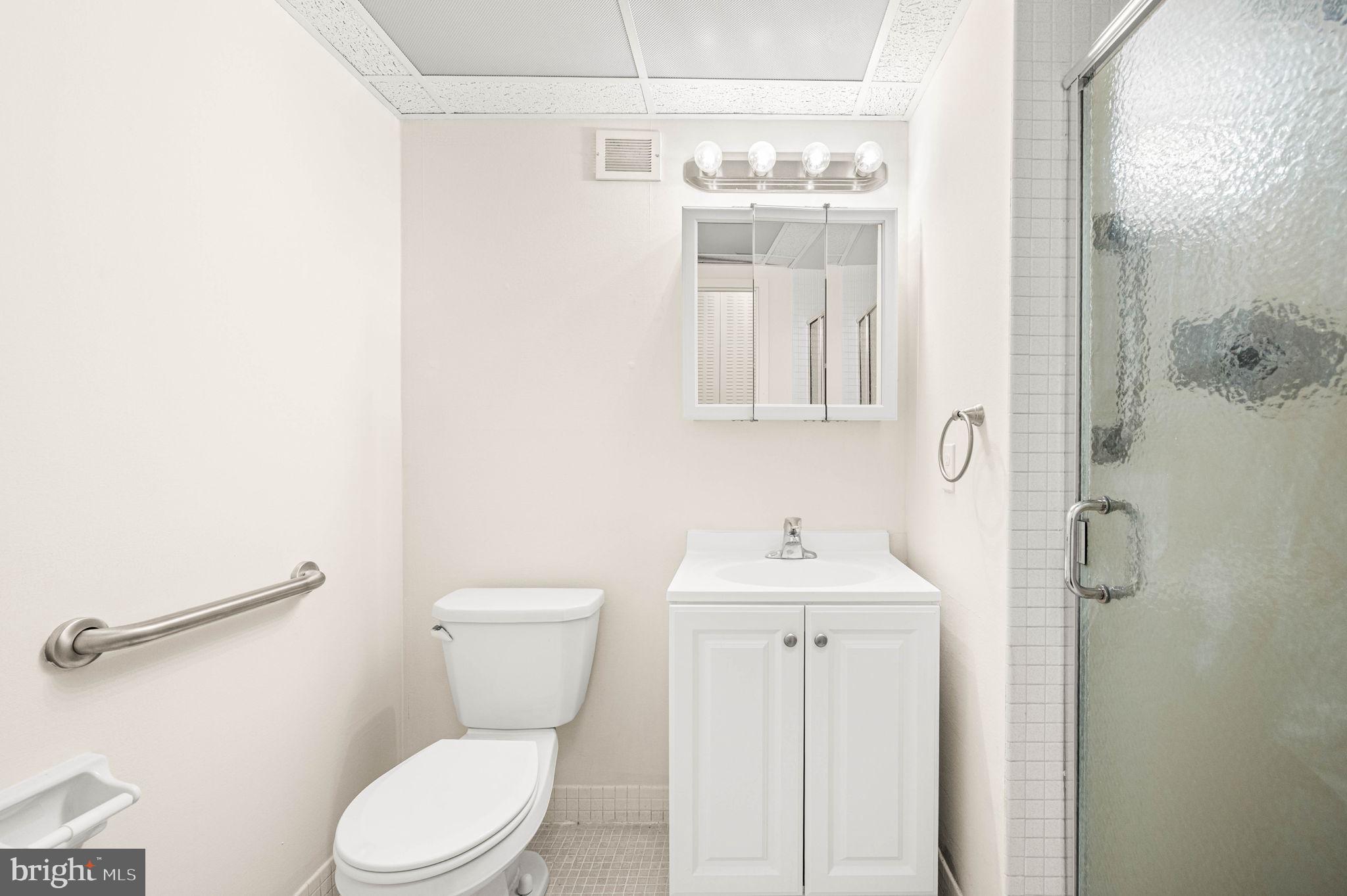 801 Yale Avenue, Unit 610 Swarthmore, PA 19081 - Photo 20 of 39 Primary bathroom.