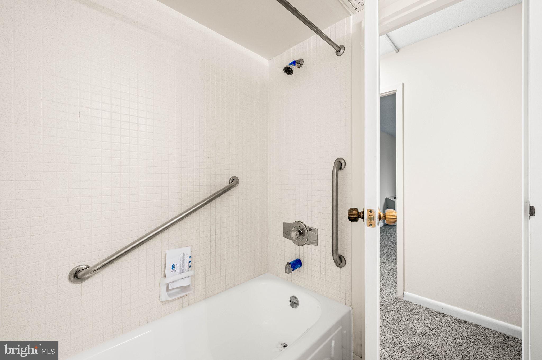 801 Yale Avenue, Unit 610 Swarthmore, PA 19081 - Photo 25 of 39 Second full bathroom with tub/shower combination.