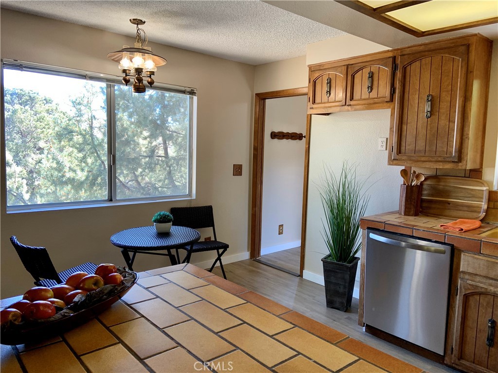 5507 Zermatt Drive Wrightwood, CA 92397 - Photo 12 of 31 a living room with furniture and a potted plant
