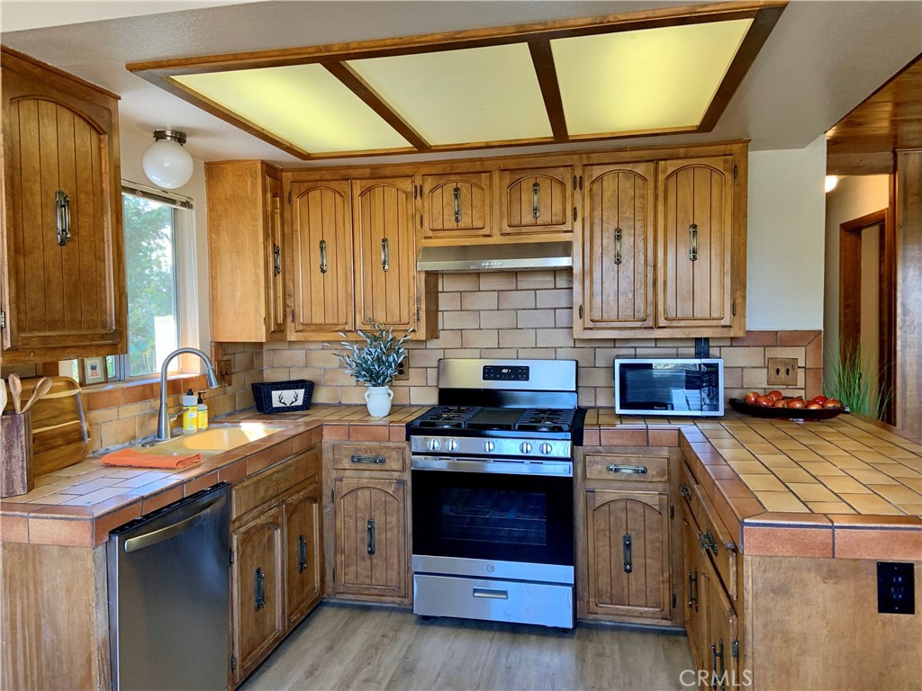 5507 Zermatt Drive Wrightwood, CA 92397 - Photo 9 of 31 a kitchen with a stove and a sink