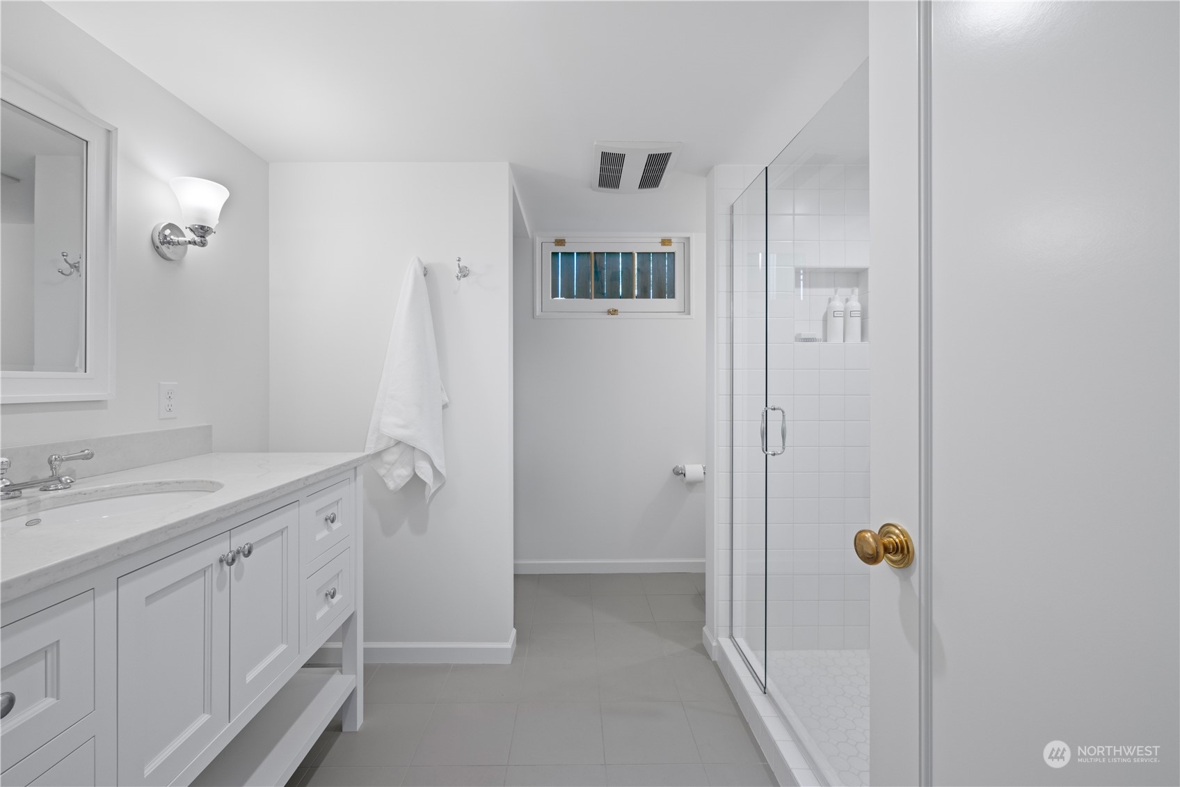 209 North Colville Street Walla Walla, WA 99362 - Photo 23 of 32 a bathroom with a sink a tub and a mirror