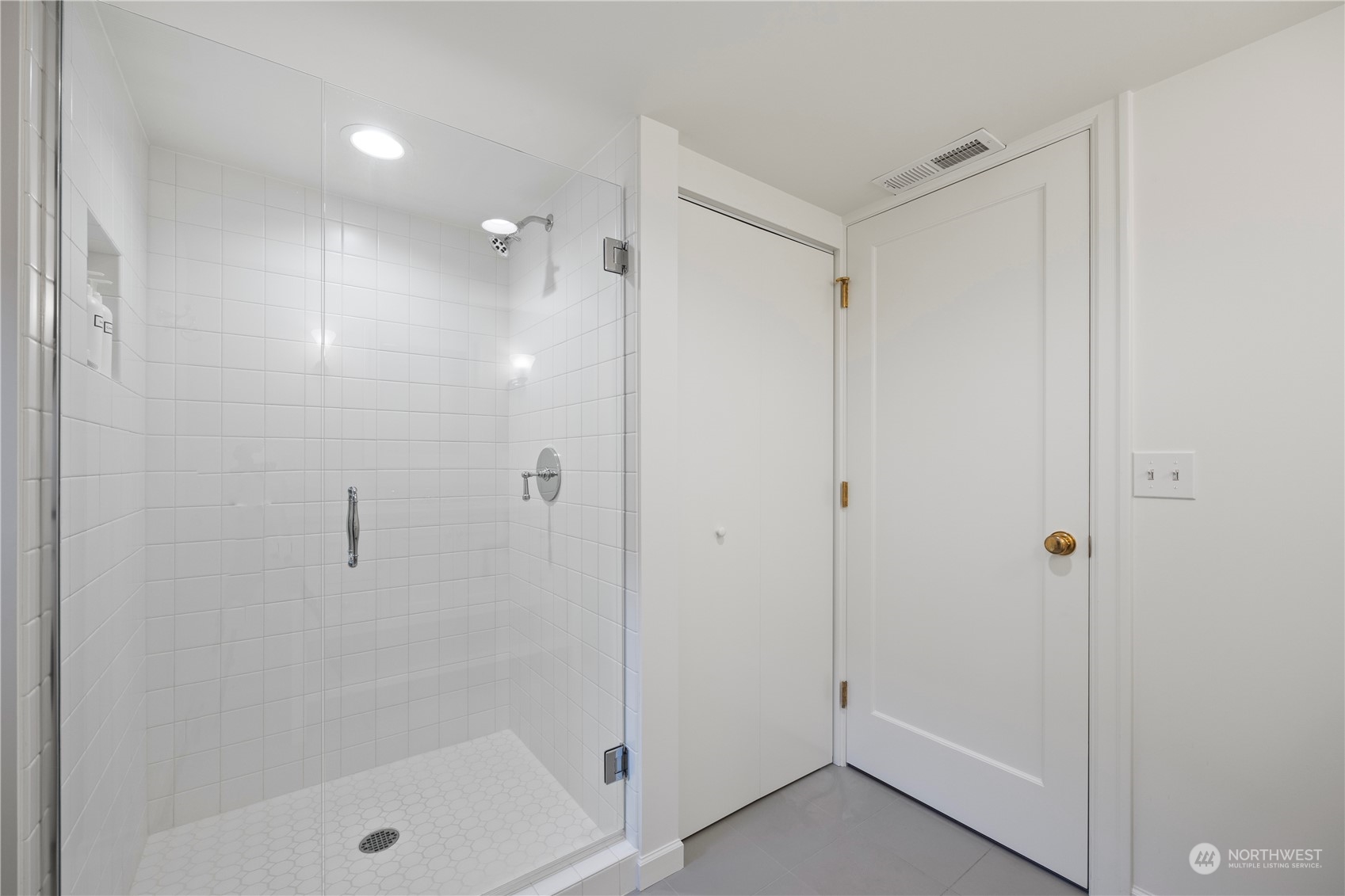 209 North Colville Street Walla Walla, WA 99362 - Photo 24 of 32 a bathroom with a shower