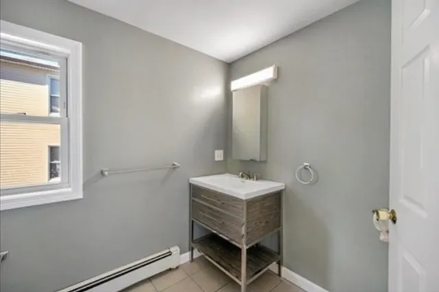 $1,600 | 151 Whipple Street, Unit 1, Fall River, MA 02721