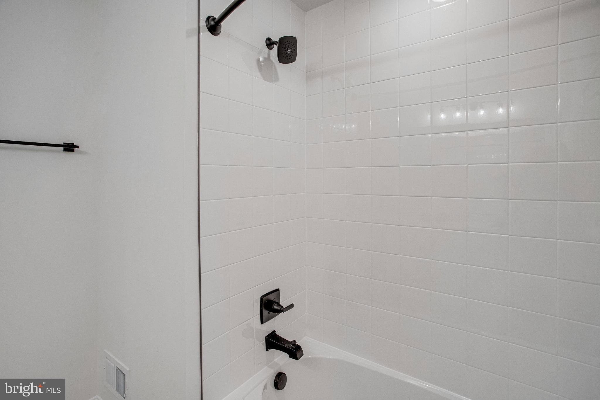608 Clover Lane Orange, VA 22960 - Photo 13 of 38 a bathroom with a bathtub