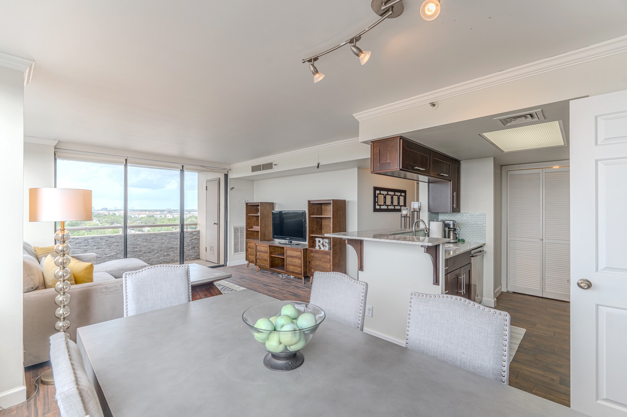 3525 Sage Road, Unit 1016 Houston, TX 77056 - Photo 27 of 42 a living room with furniture and a flat screen tv