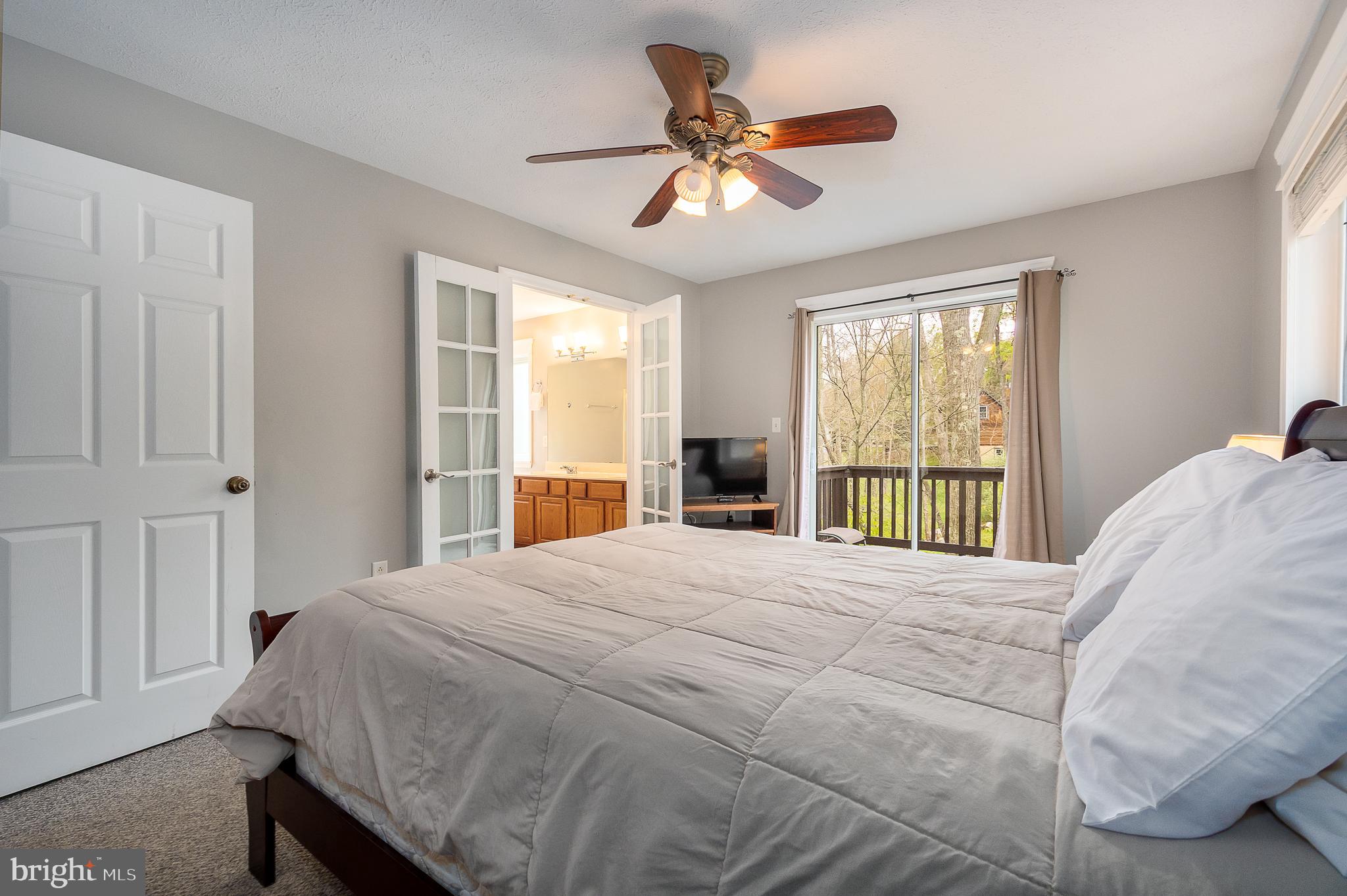 638 Glendale Road Oakland, MD 21550 - Photo 39 of 56 a bedroom with a large bed and a large window