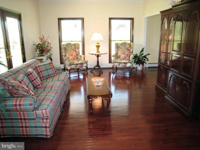 4843 Solomons Island Road Lothian, MD 20711 - Photo 10 of 18 Living Room