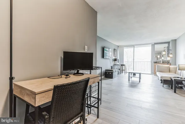 $1,900 | 4600 South Four Mile Run Drive, Arlington, VA 22204