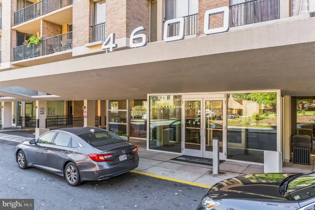 $1,900 | 4600 South Four Mile Run Drive, Arlington, VA 22204