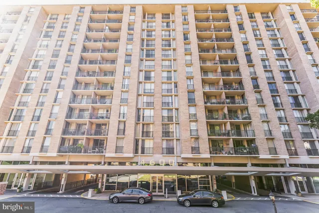 $1,900 | 4600 South Four Mile Run Drive, Arlington, VA 22204