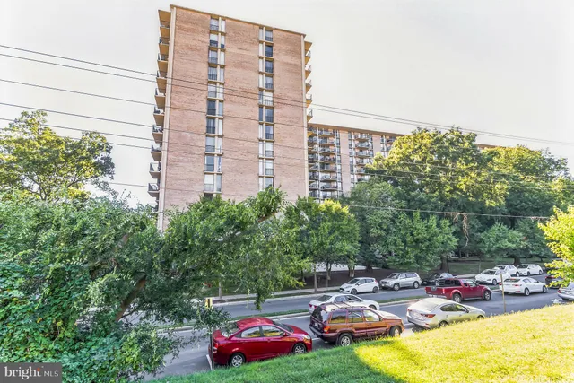 $1,900 | 4600 South Four Mile Run Drive, Arlington, VA 22204