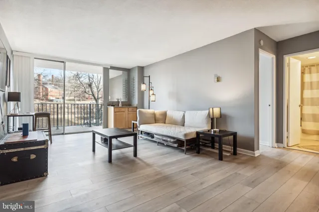 $1,900 | 4600 South Four Mile Run Drive, Arlington, VA 22204