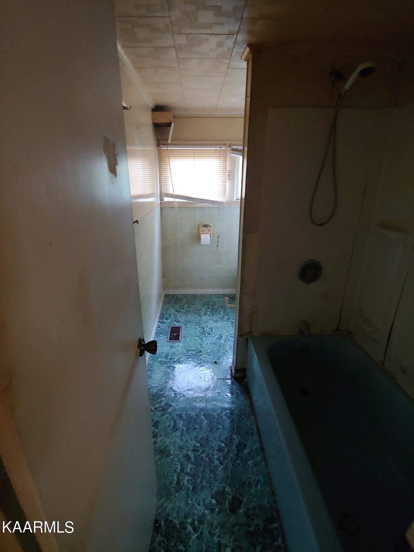 107 Wainwright Road Oak Ridge, TN 37830 - Photo 7 of 7 Bathroom