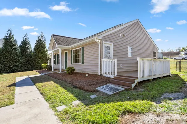 a view of a house with backyard and garden