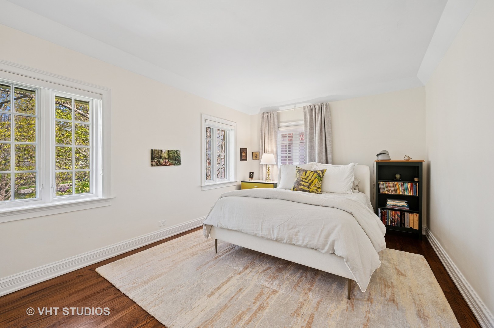 474 Sheridan Road Winnetka, IL 60093 - Photo 20 of 36 a bedroom with a bed and wooden floor