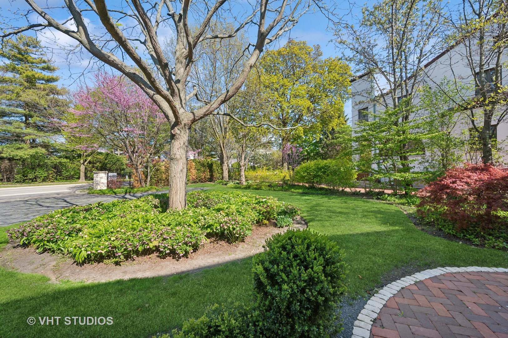 474 Sheridan Road Winnetka, IL 60093 - Photo 2 of 36 a view of garden with trees
