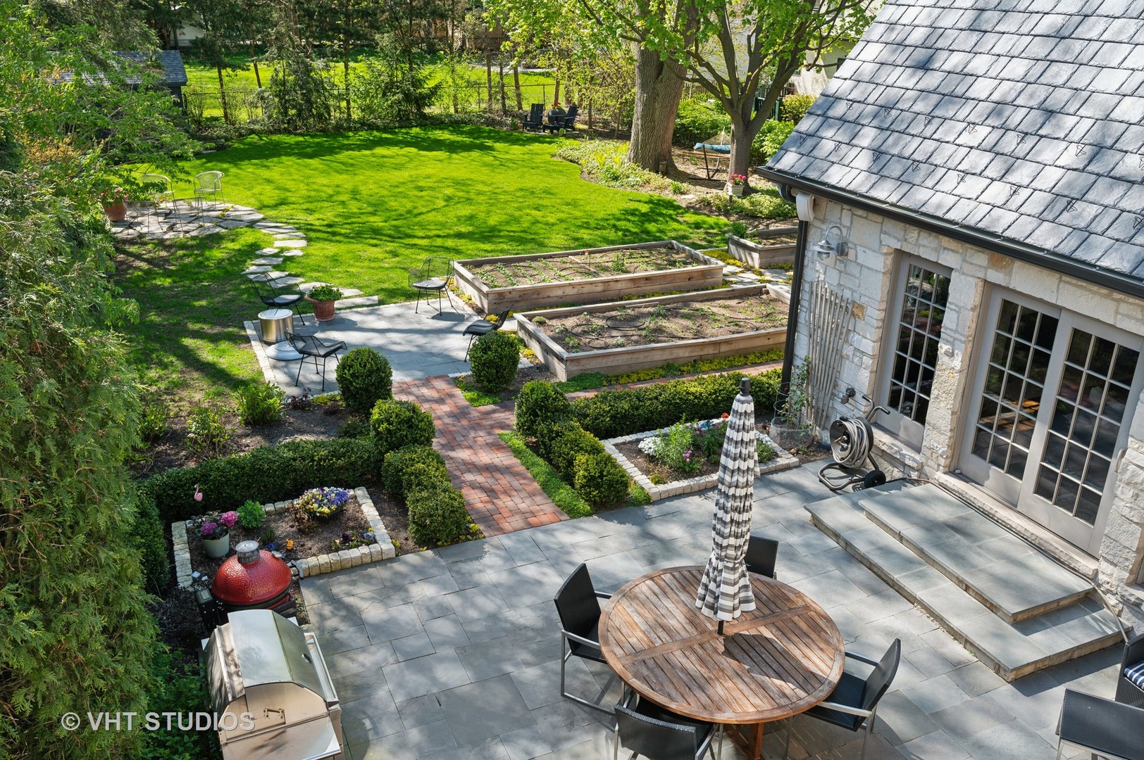 474 Sheridan Road Winnetka, IL 60093 - Photo 26 of 36 a garden view with a seating space