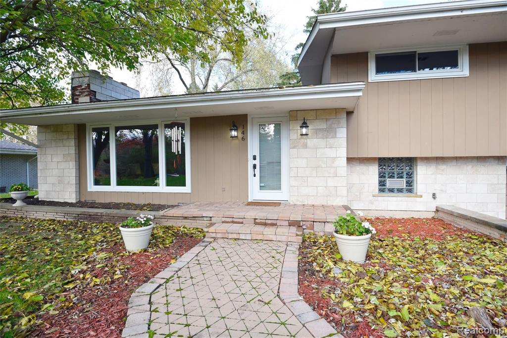 146 West Hickory Grove Road Bloomfield Hills, MI 48304 - Photo 2 of 27
