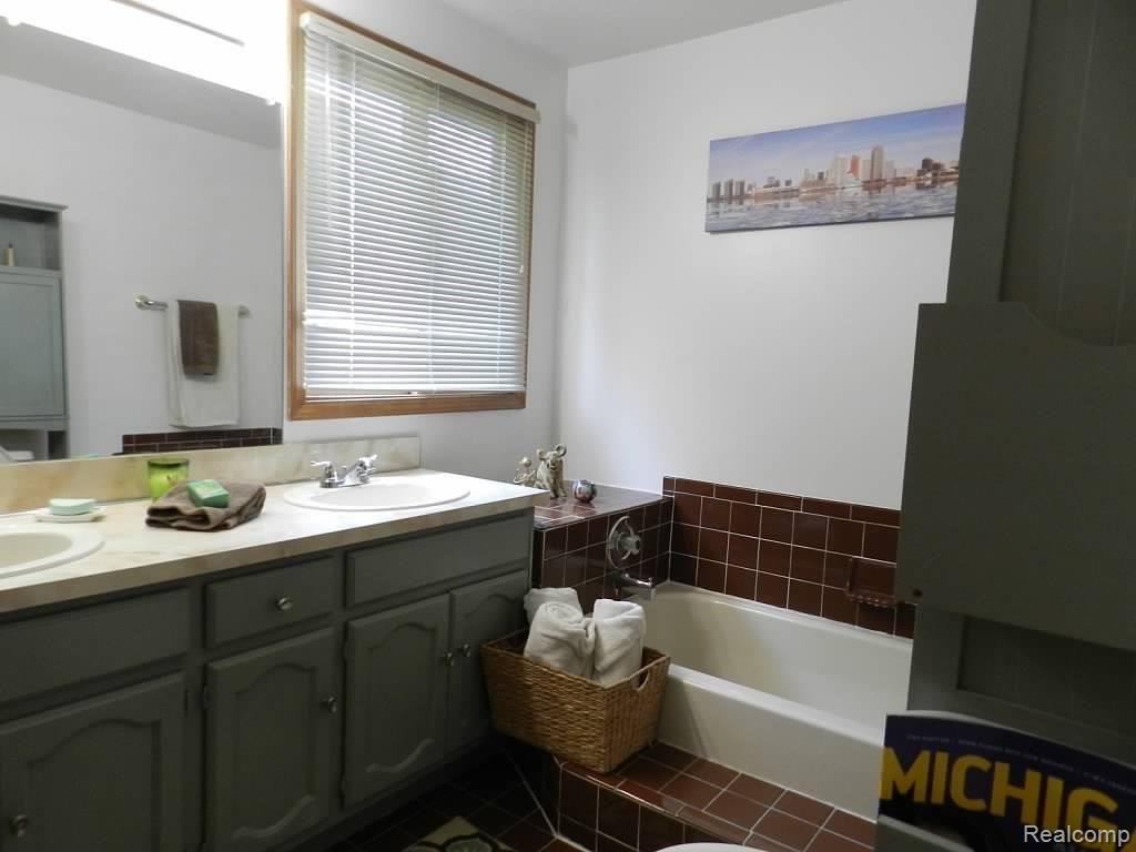 797 Stanford Circle Rochester, MI 48309 - Photo 16 of 29 6.jpg