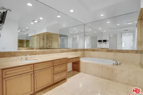 $9,500 | 132 South Maple Drive, Unit 201, Beverly Hills, CA 90212