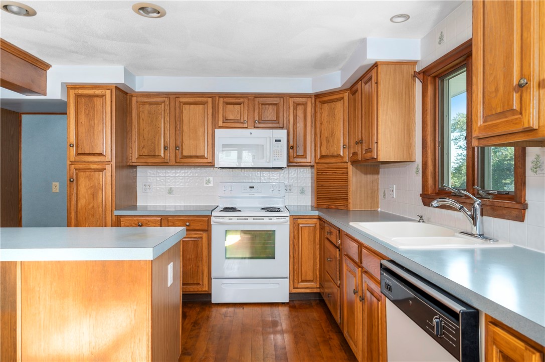 8 Meeting House Road Lincoln, RI 02865 - Photo 3 of 33 Gallery Image 3