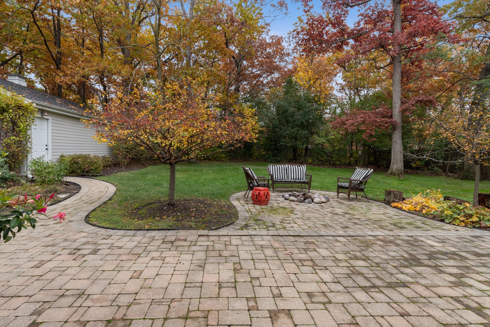 649 Forest Hill Road Lake Forest, IL 60045 - Photo 22 of 23 a view of a backyard