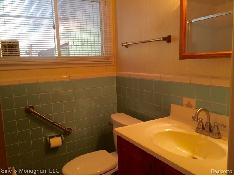 613 Hawthorne Road Grosse Pointe, MI 48236 - Photo 15 of 31 613 SMALL FULL BATH BEST.jpg